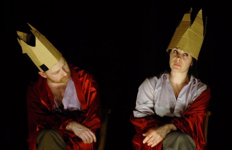 two actors in crowns