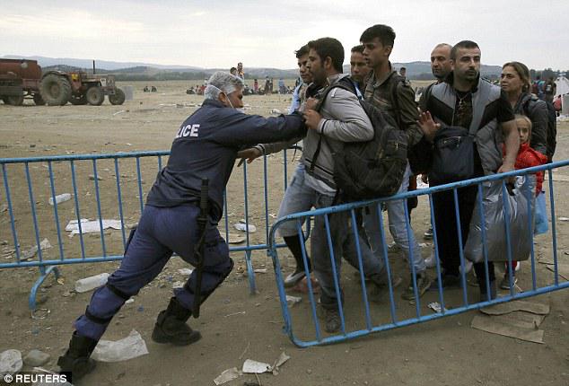 police pushing refugees 